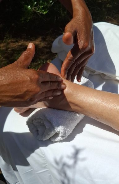 El drenaje linfático es una técnica de masaje manual que estimula el sistema linfático, ayudando a eliminar el exceso de líquido y toxinas,
